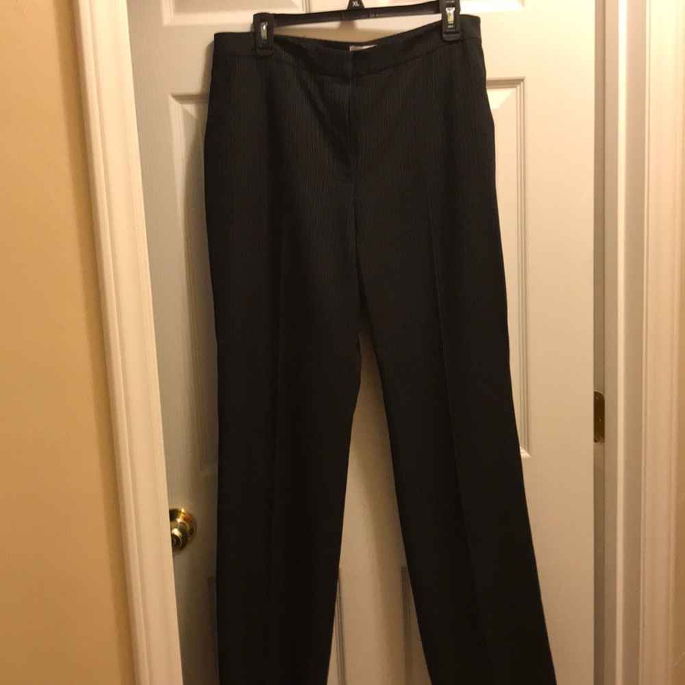 Le suit pinstriped pantsuit size 12 - Picture 5 of 6
